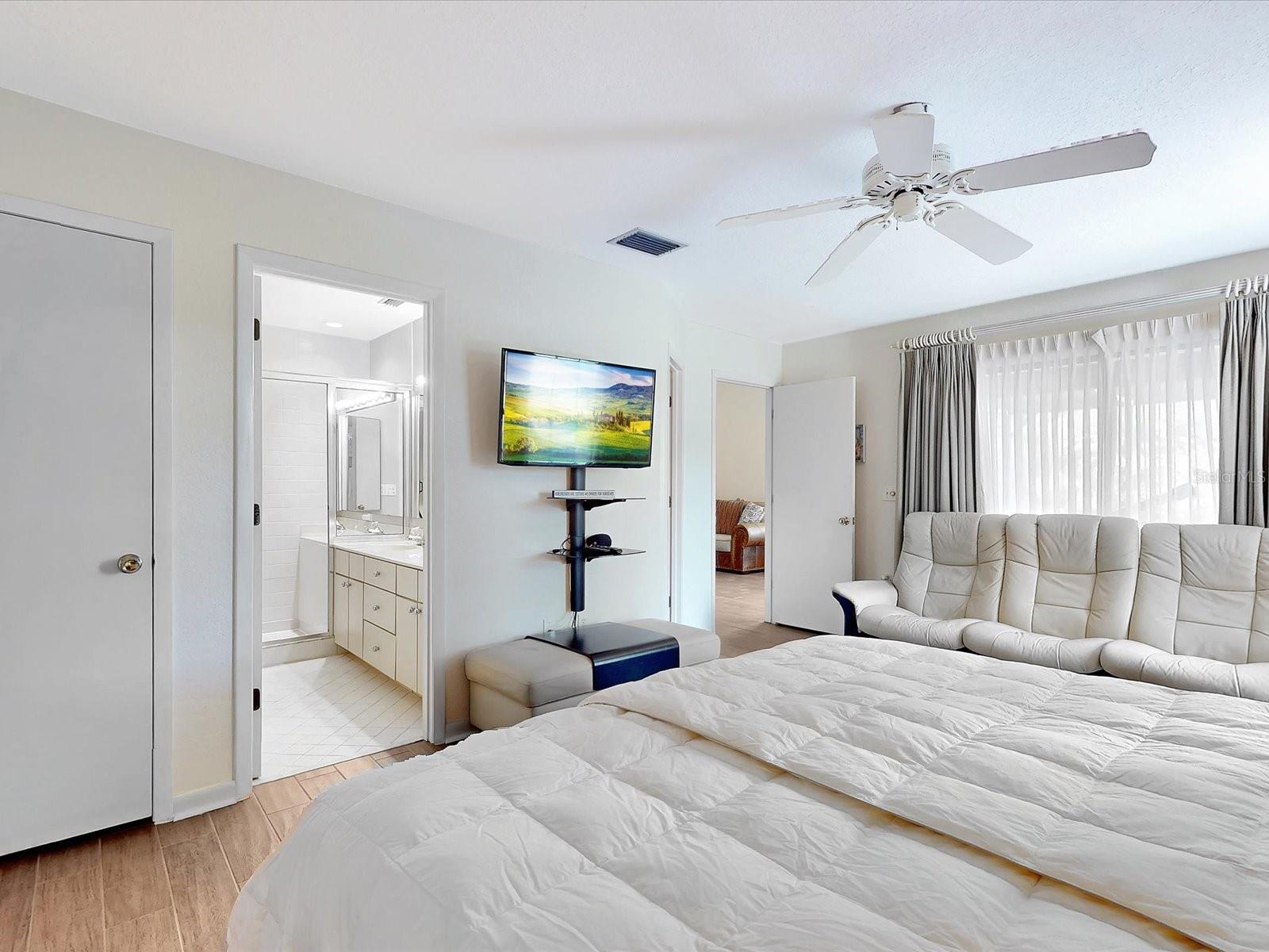 Peek into the en-suite bathroom - 112 COVENTRY LN, HAINES CITY