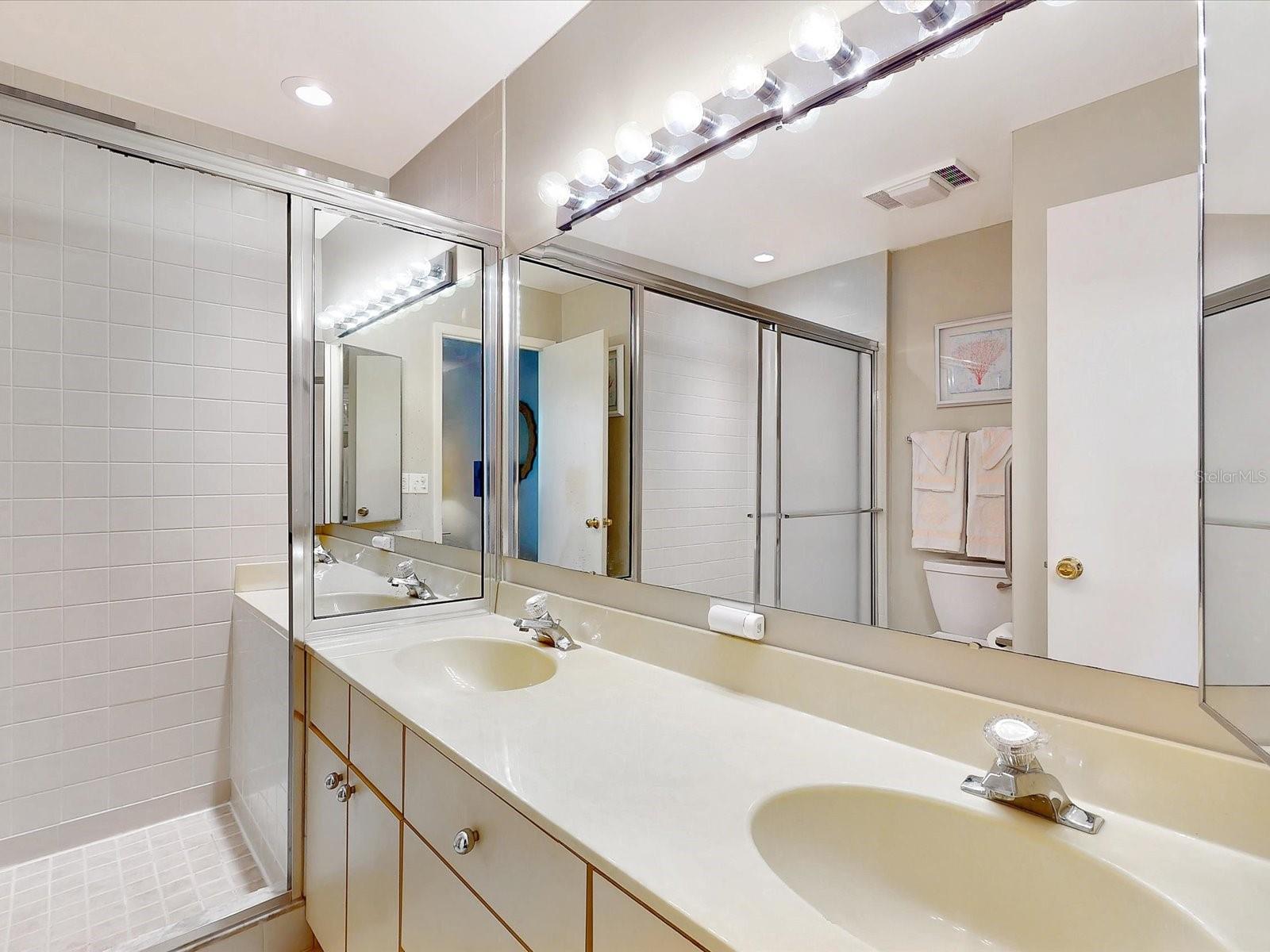 En-suite bathroom in Primary bedroom - 112 COVENTRY LN, HAINES CITY