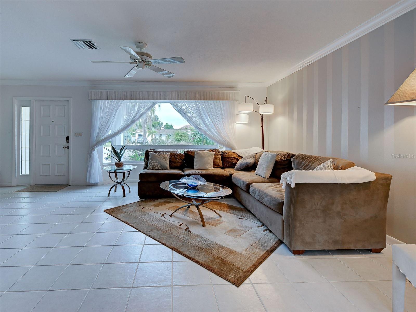 Single Family Residence at 325 FIESOLE ST, VENICE, photo 3 of 23
