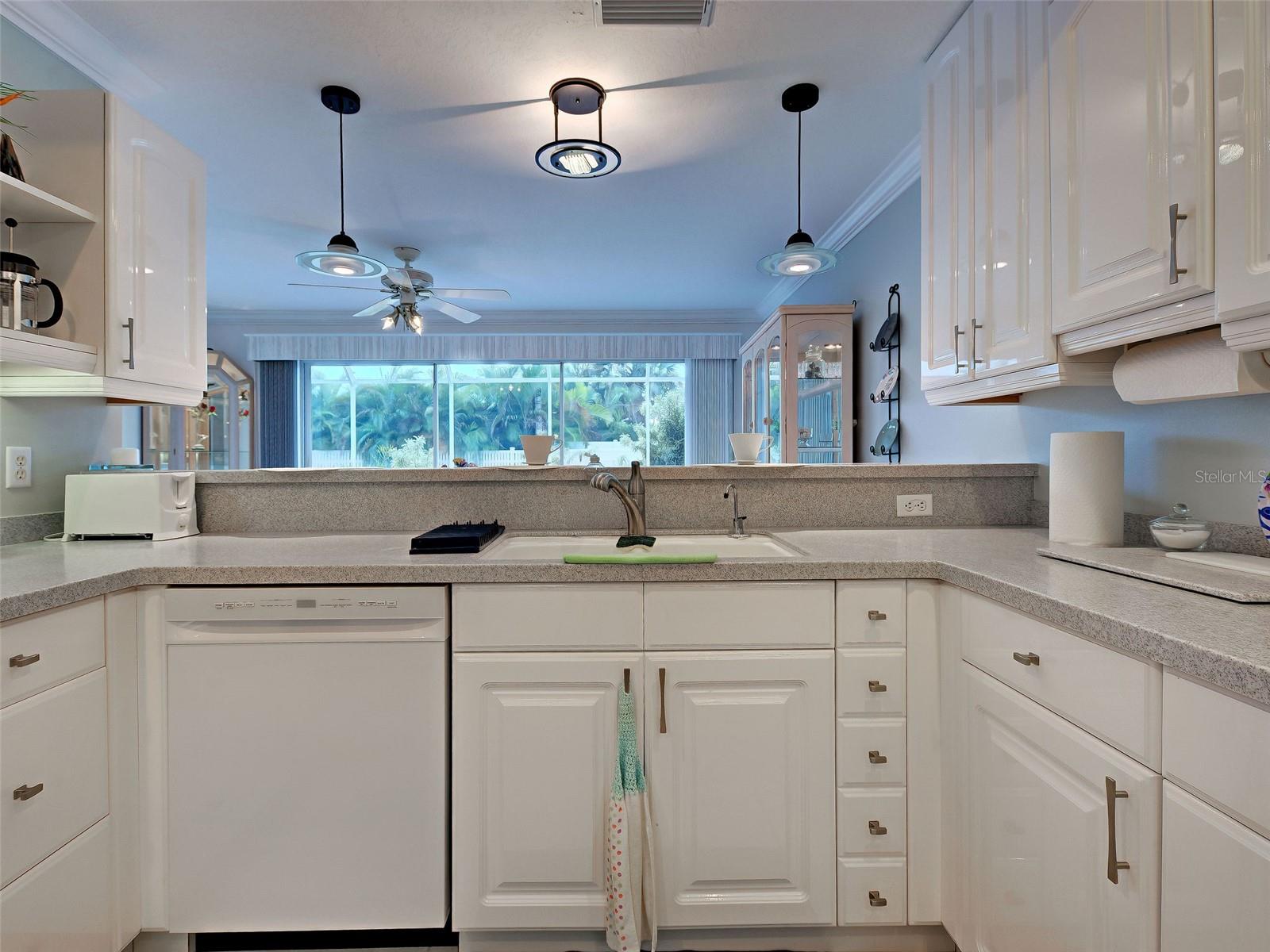Single Family Residence at 325 FIESOLE ST, VENICE, photo 5 of 23
