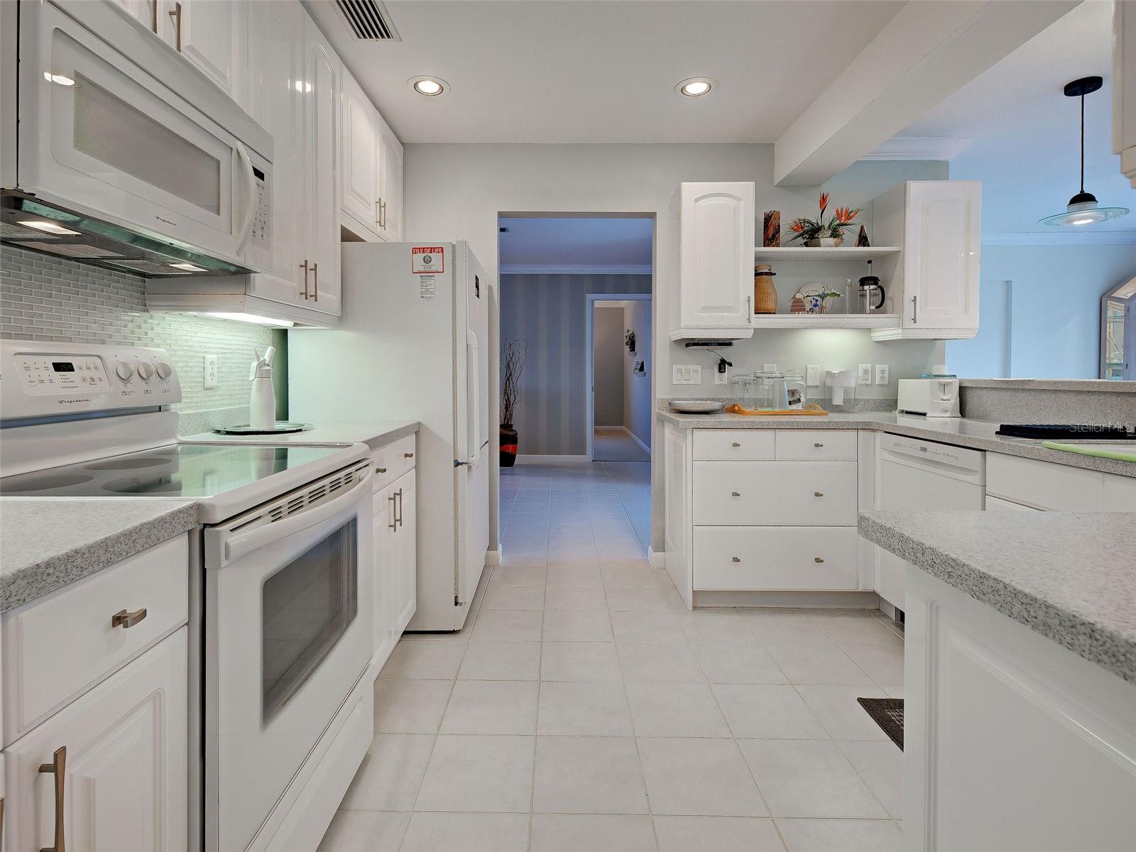 Single Family Residence at 325 FIESOLE ST, VENICE, photo 6 of 23