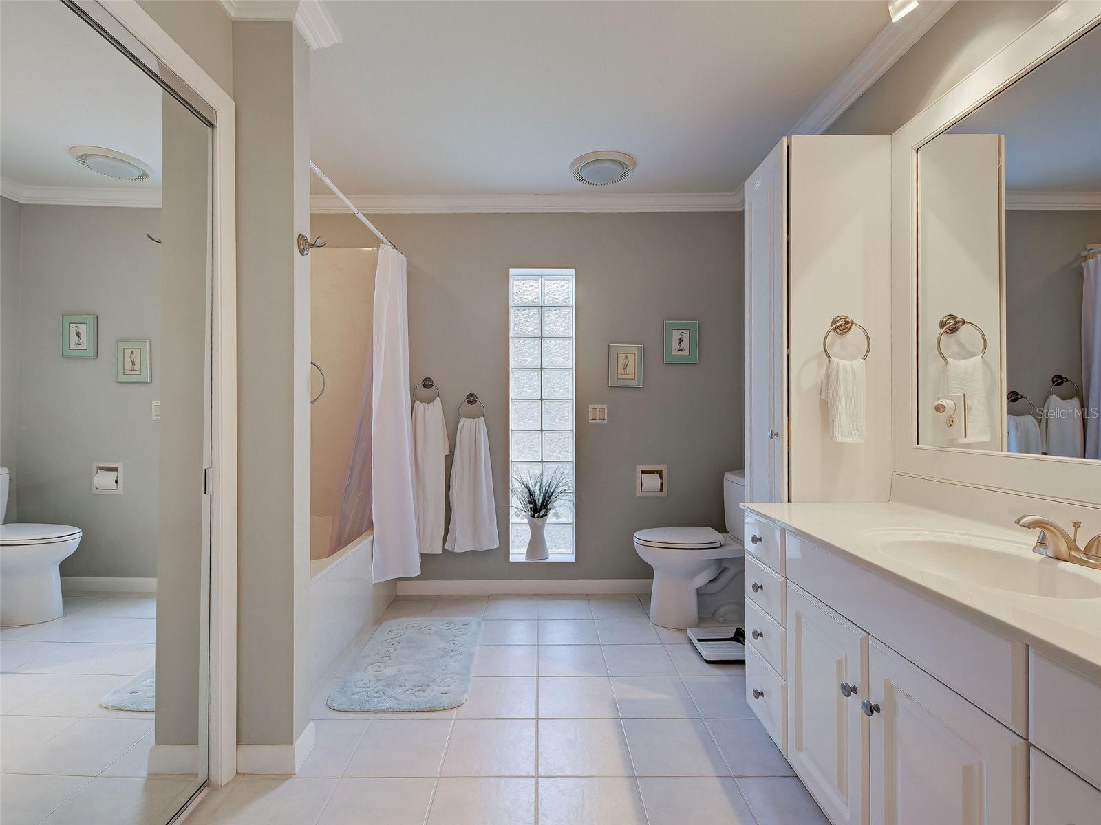 Single Family Residence at 325 FIESOLE ST, VENICE, photo 19 of 23