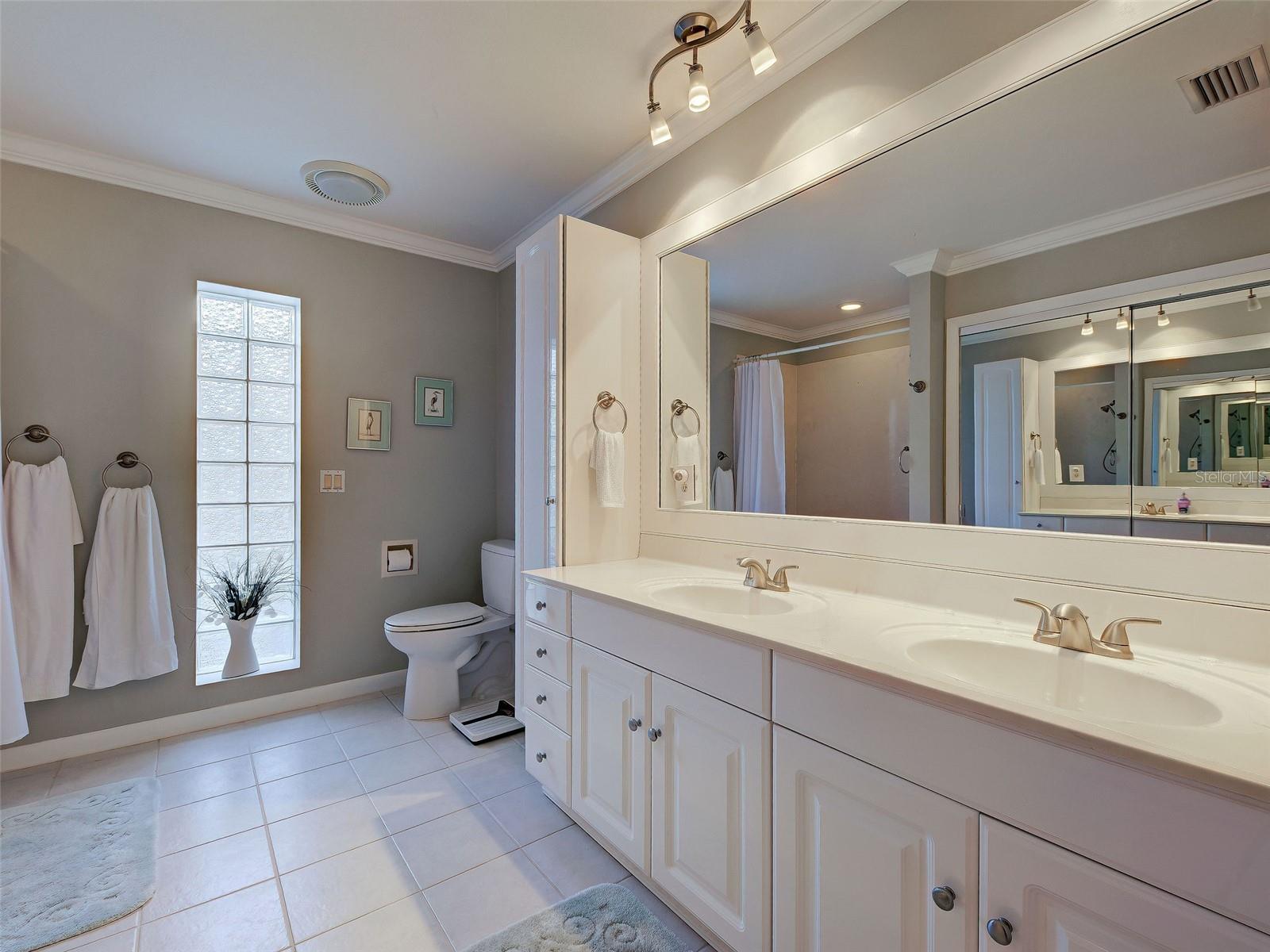 Single Family Residence at 325 FIESOLE ST, VENICE, photo 20 of 23