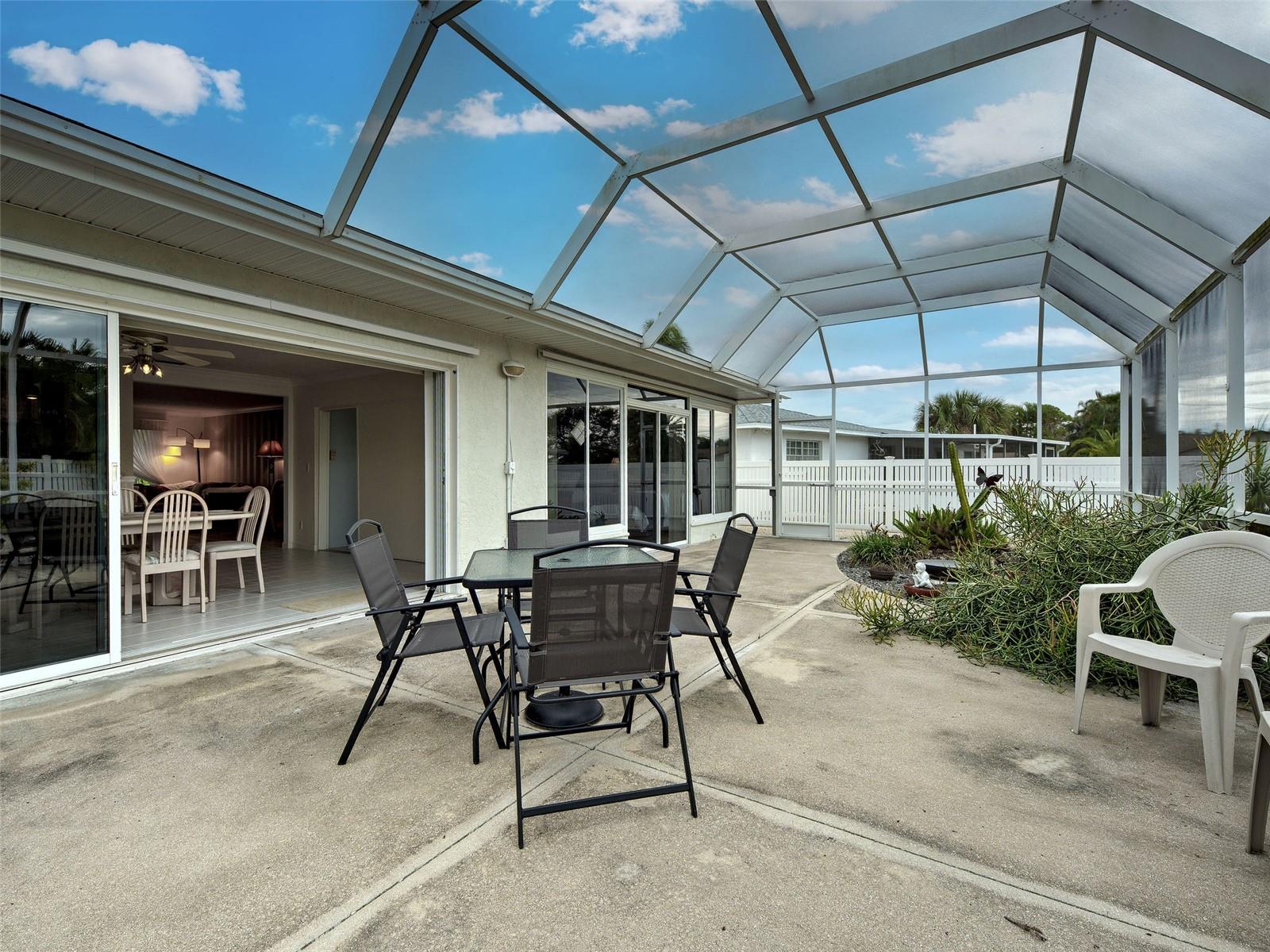 Single Family Residence at 325 FIESOLE ST, VENICE, photo 21 of 23