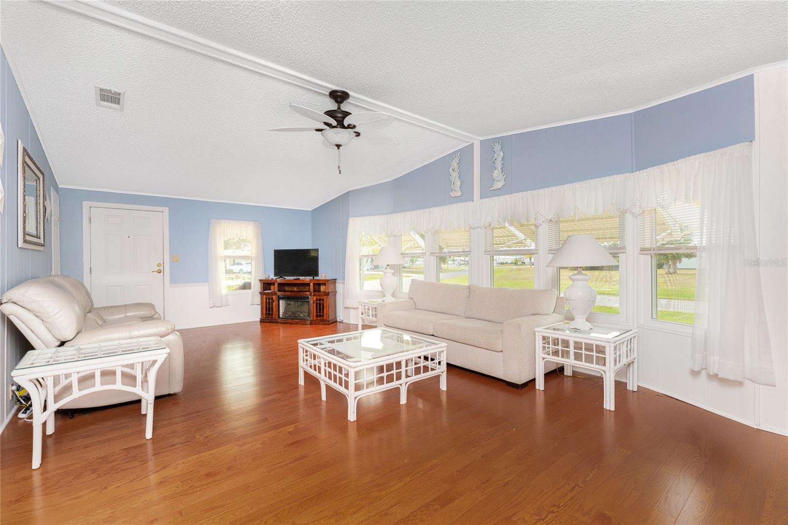 Spacious Living Room - 6290 GREENFINCH RD, ENGLEWOOD