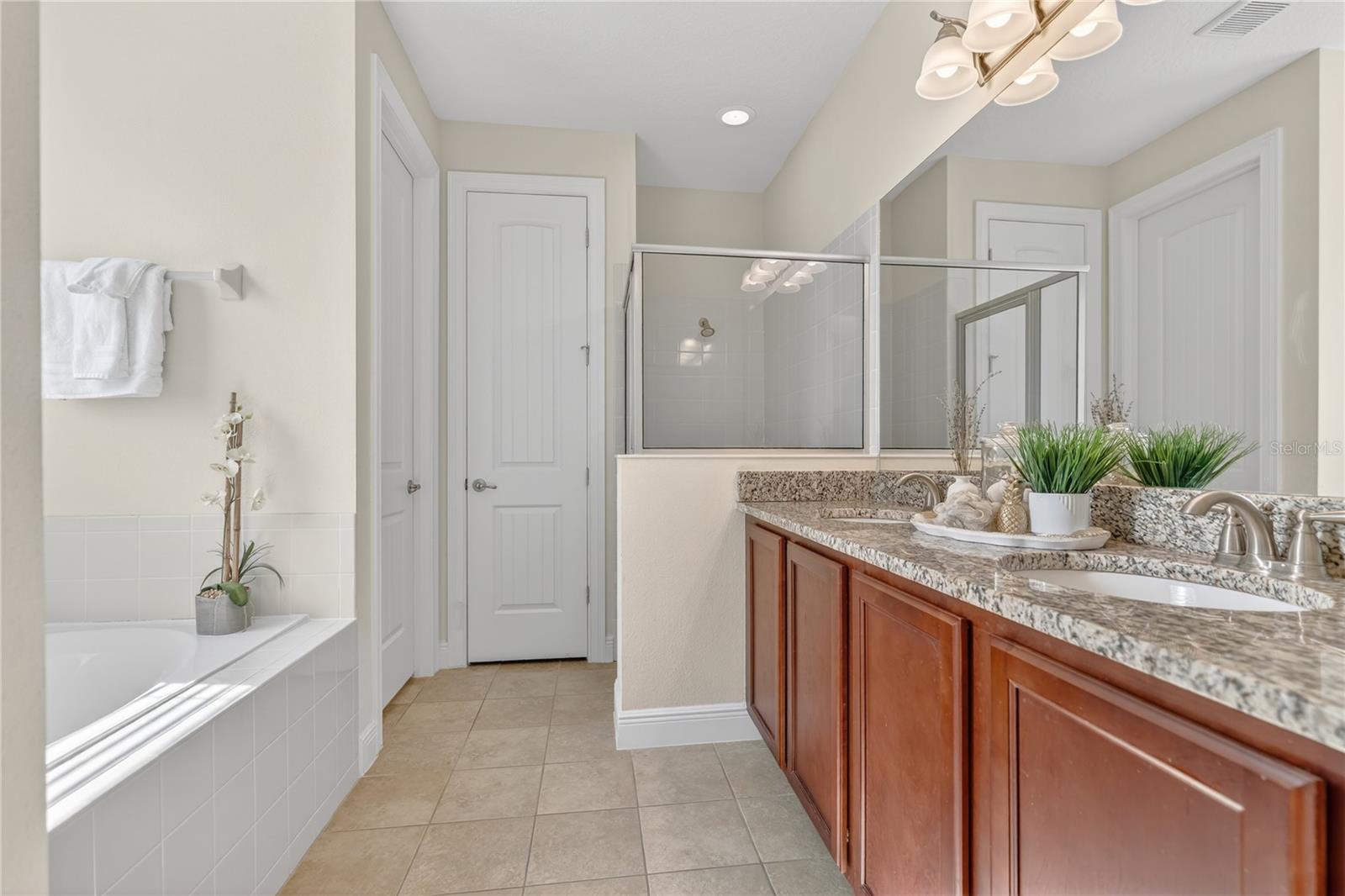 Ensuite Primary Bathroom with Garden Tub, Glass Enclosed Shower, Dual Sinks - 7639 WILMINGTON LOOP, KISSIMMEE