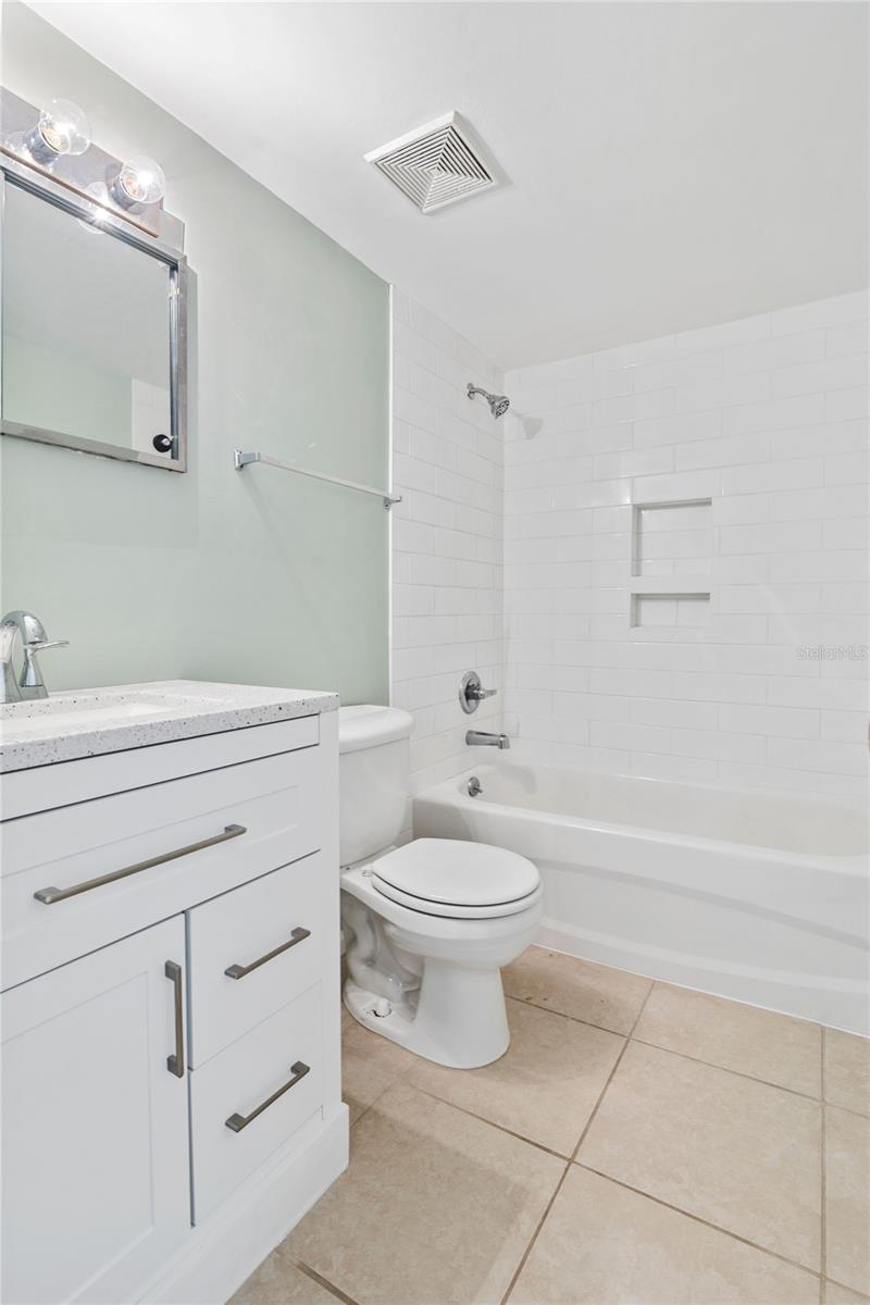 Hall bath - 3800 SAXON DR #C52, NEW SMYRNA BEACH