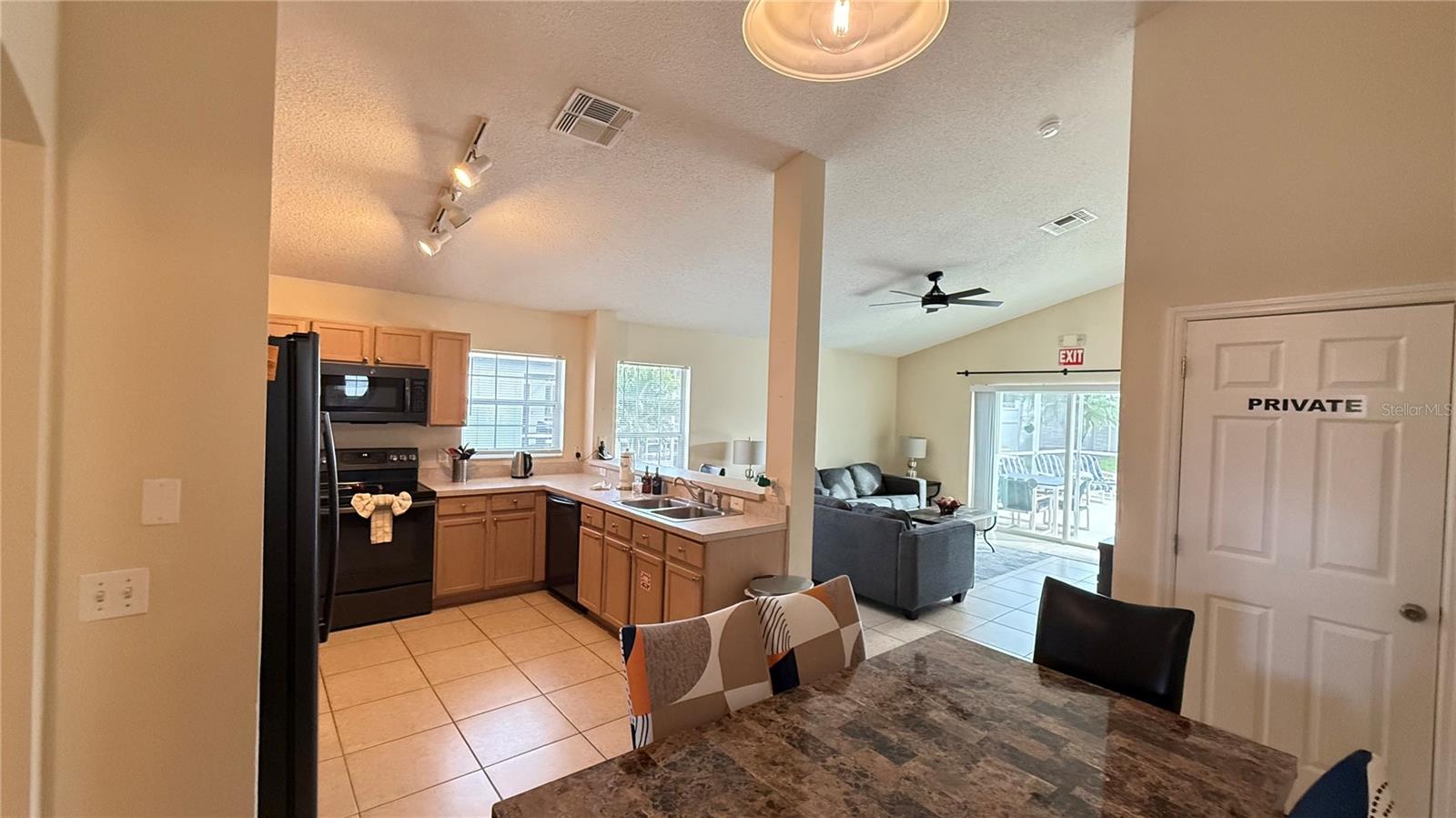 Single Family Residence at 7979 MAGNOLIA BEND CT, KISSIMMEE, photo 7 of 54
