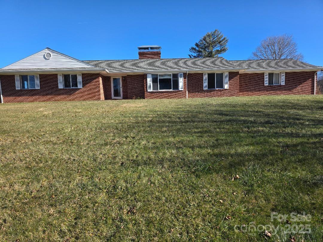 Front view of the house and lawn - 1375 E US Highway 19E Highway, Burnsville