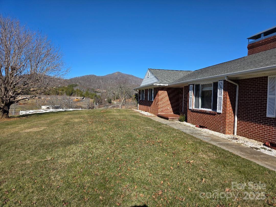 Front lawn - 1375 E US Highway 19E Highway, Burnsville