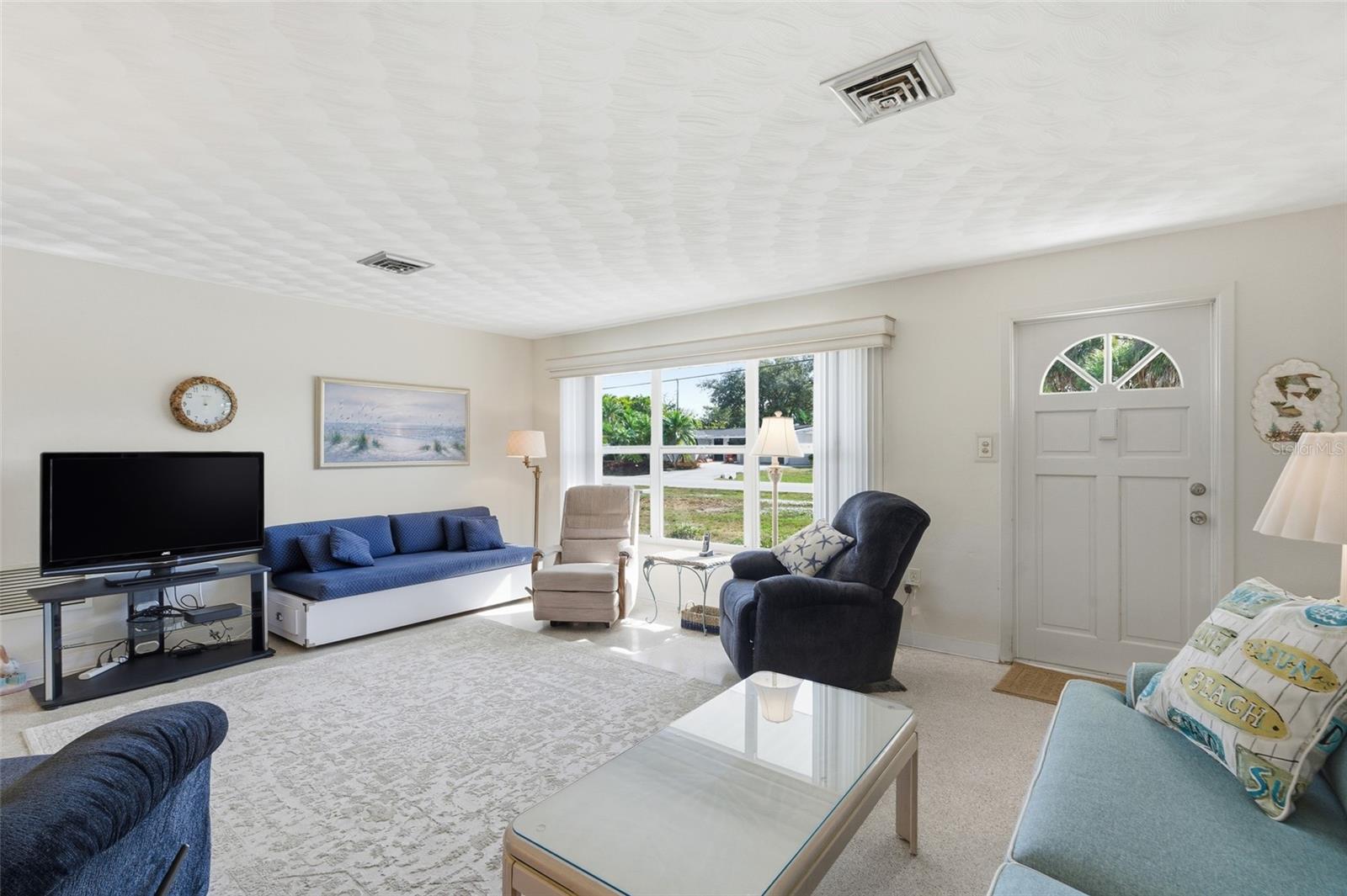 LIVING ROOM - 2050 OYSTER CREEK DR, ENGLEWOOD