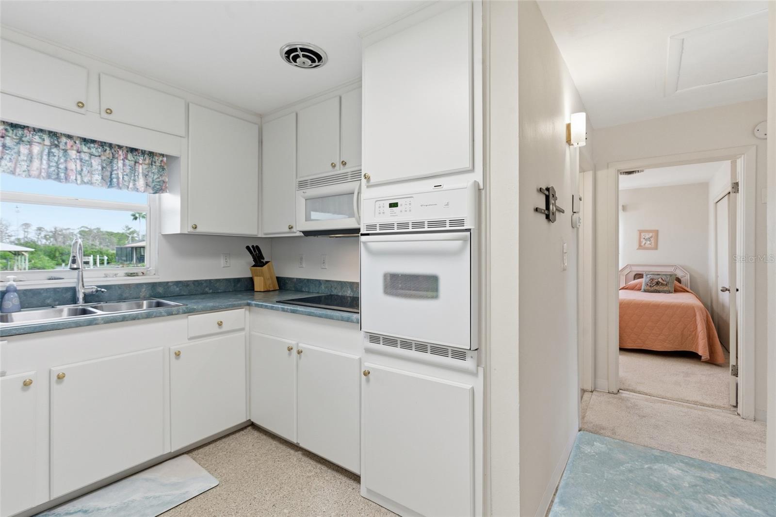 KITCHEN - 2050 OYSTER CREEK DR, ENGLEWOOD