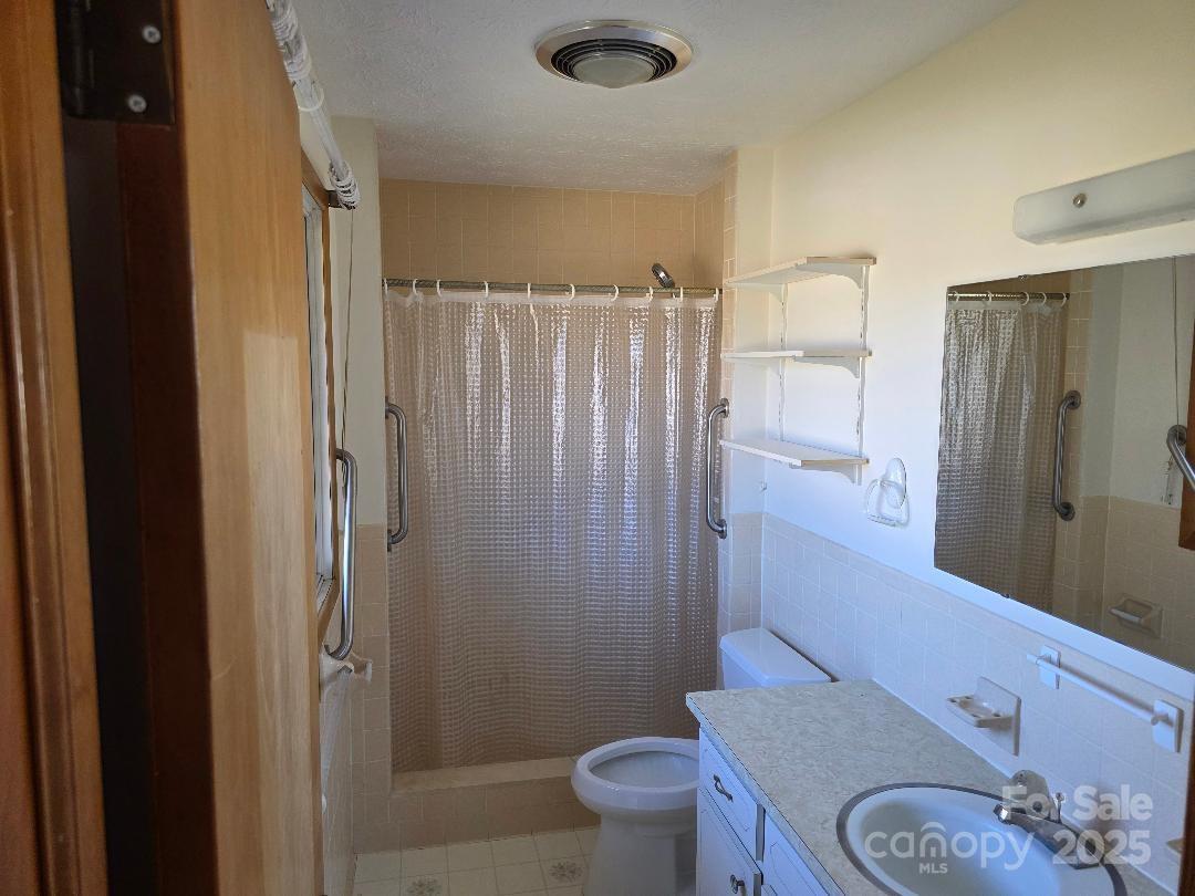 Ensuite bathroom - 1375 E US Highway 19E Highway, Burnsville