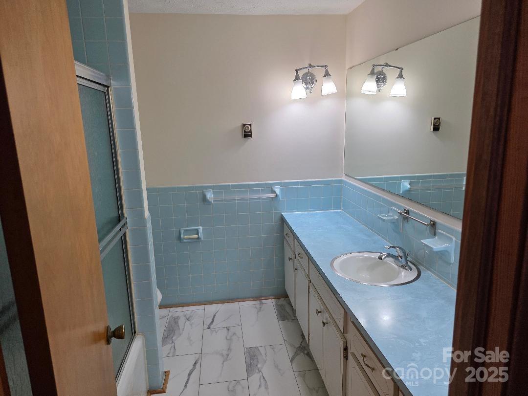 Full bath in hall - 1375 E US Highway 19E Highway, Burnsville