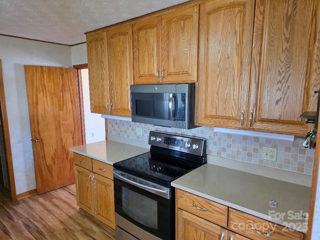 Kitchen with range and microwave - 1375 E US Highway 19E Highway, Burnsville
