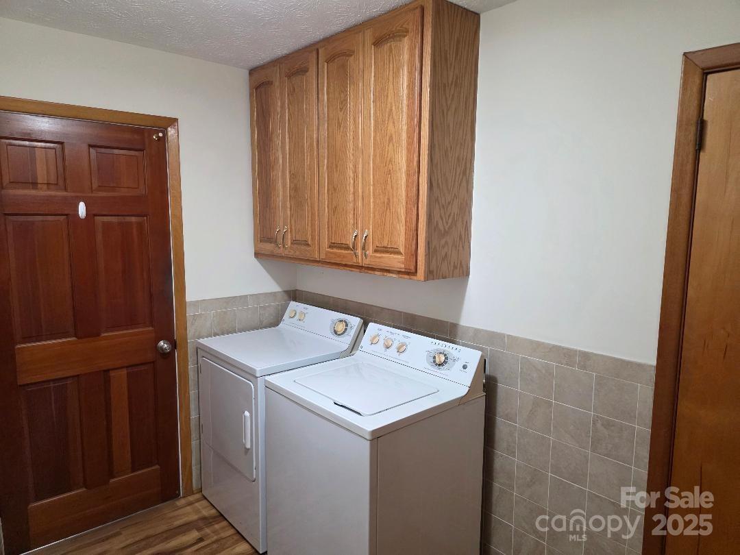Laundry area - 1375 E US Highway 19E Highway, Burnsville