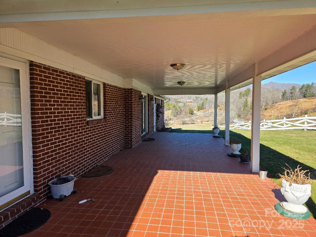 Tiled and covered patio - 1375 E US Highway 19E Highway, Burnsville