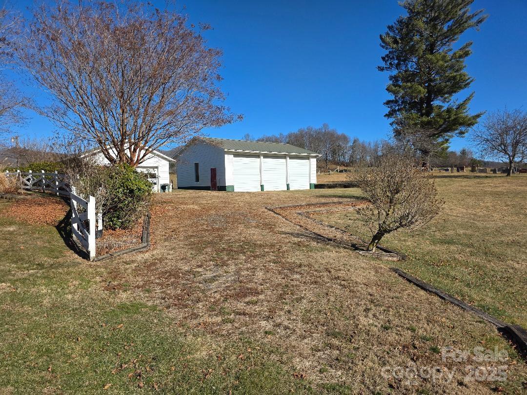 Driveway to the detached garages - 1375 E US Highway 19E Highway, Burnsville