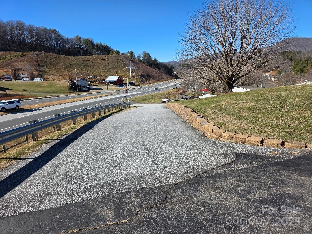 Paved driveway from US 19E - 1375 E US Highway 19E Highway, Burnsville