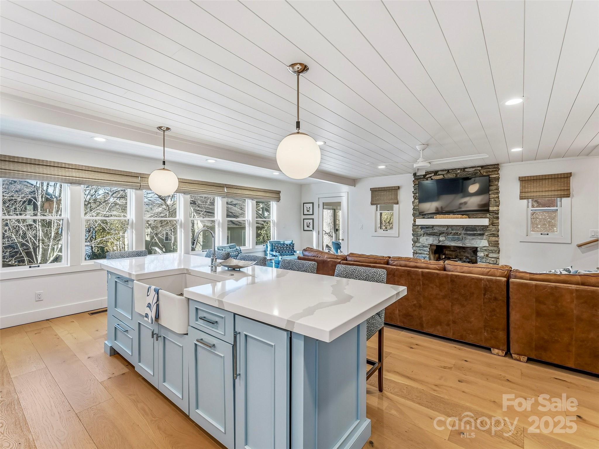 Single Family Residence at 40 Toxaway Landing Drive, Lake Toxaway, photo 8 of 40