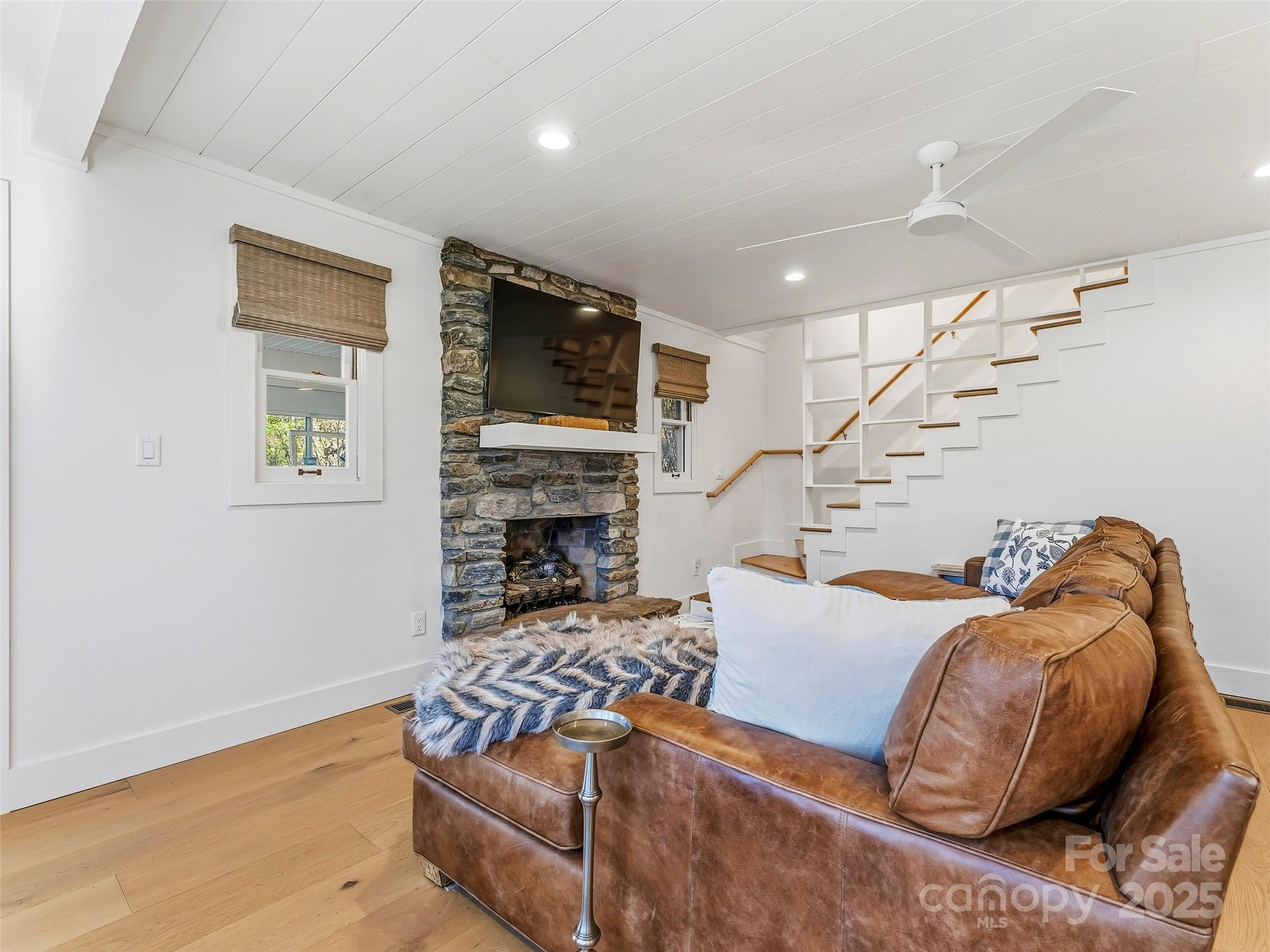 Single Family Residence at 40 Toxaway Landing Drive, Lake Toxaway, photo 17 of 40