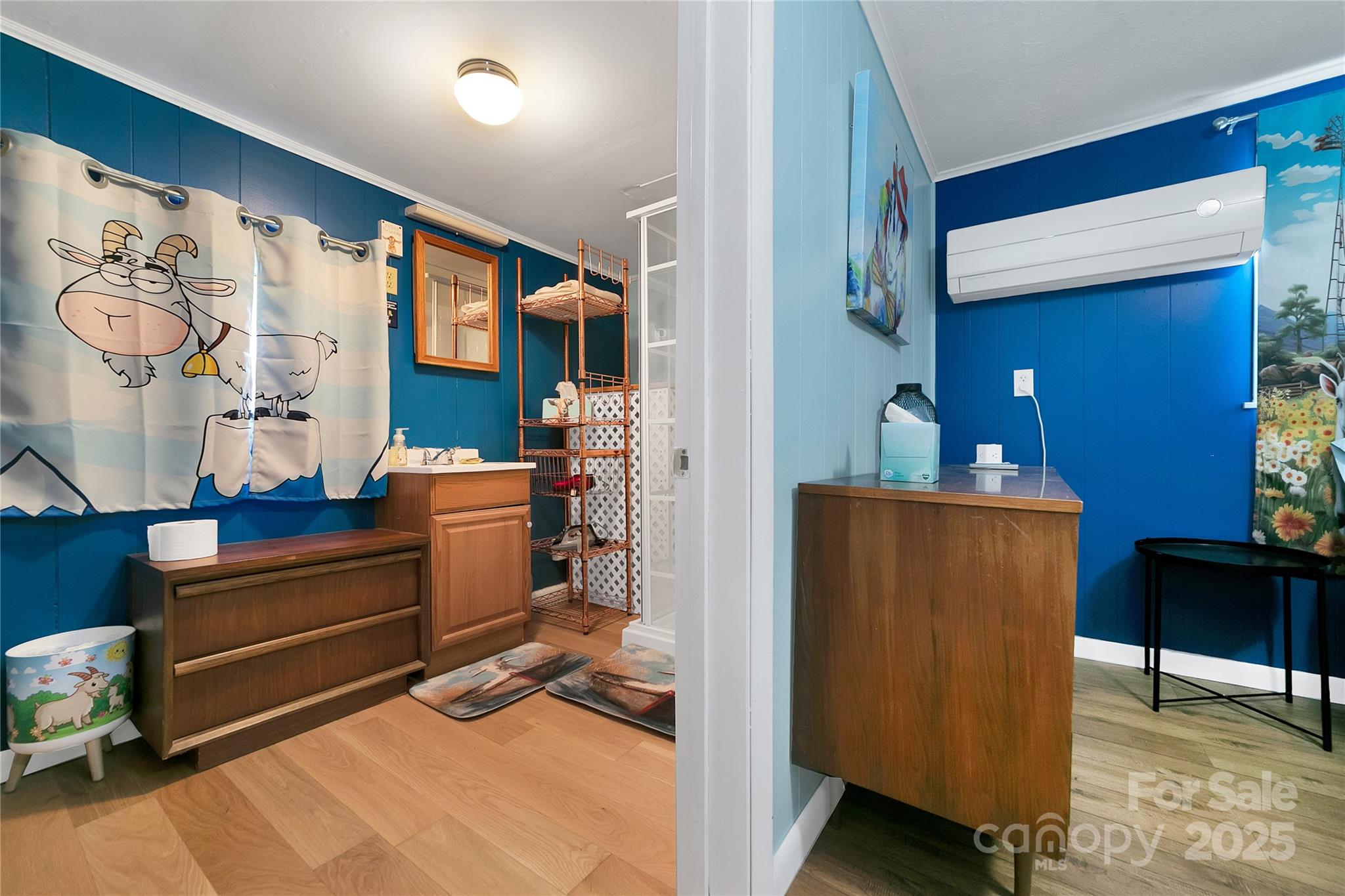 The rear bedroom suite has its own large roomy bathroom with plenty of space to move around in. Also adorned with cute goats at every turn! - 626 Fairview Loop, Hot Springs