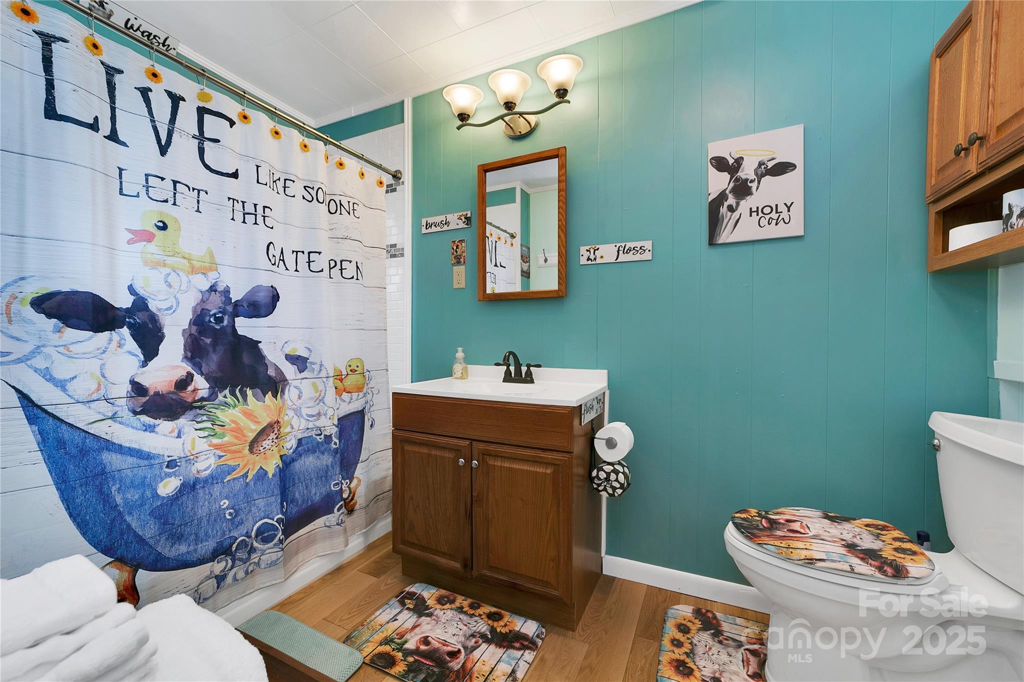 The front bedroom suites' bathroom is also adorned with adorable heifers at every turn! - 626 Fairview Loop, Hot Springs