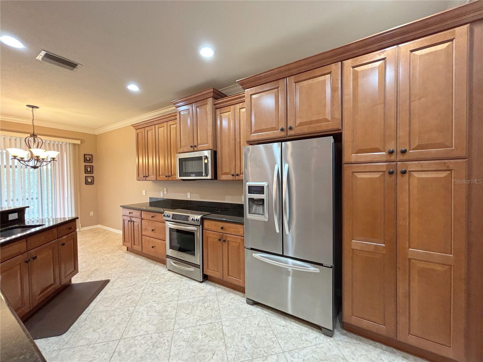 Kitchen with SS Appliances - 4577 BACK NINE DR, WINTER HAVEN
