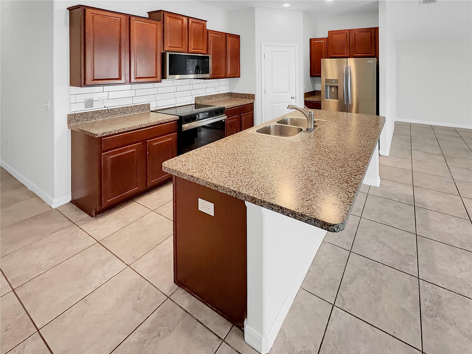Single Family Residence at 10113 ROSEMARY LEAF LN, RIVERVIEW, photo 2 of 22