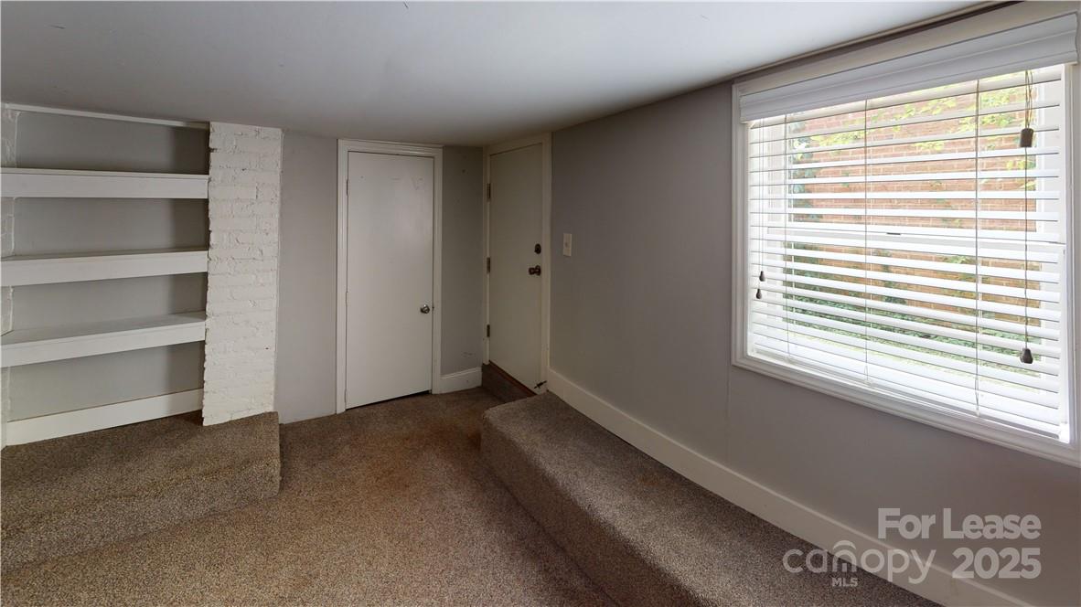Apartment at 428 Hawthorne Lane, Charlotte, photo 4 of 12