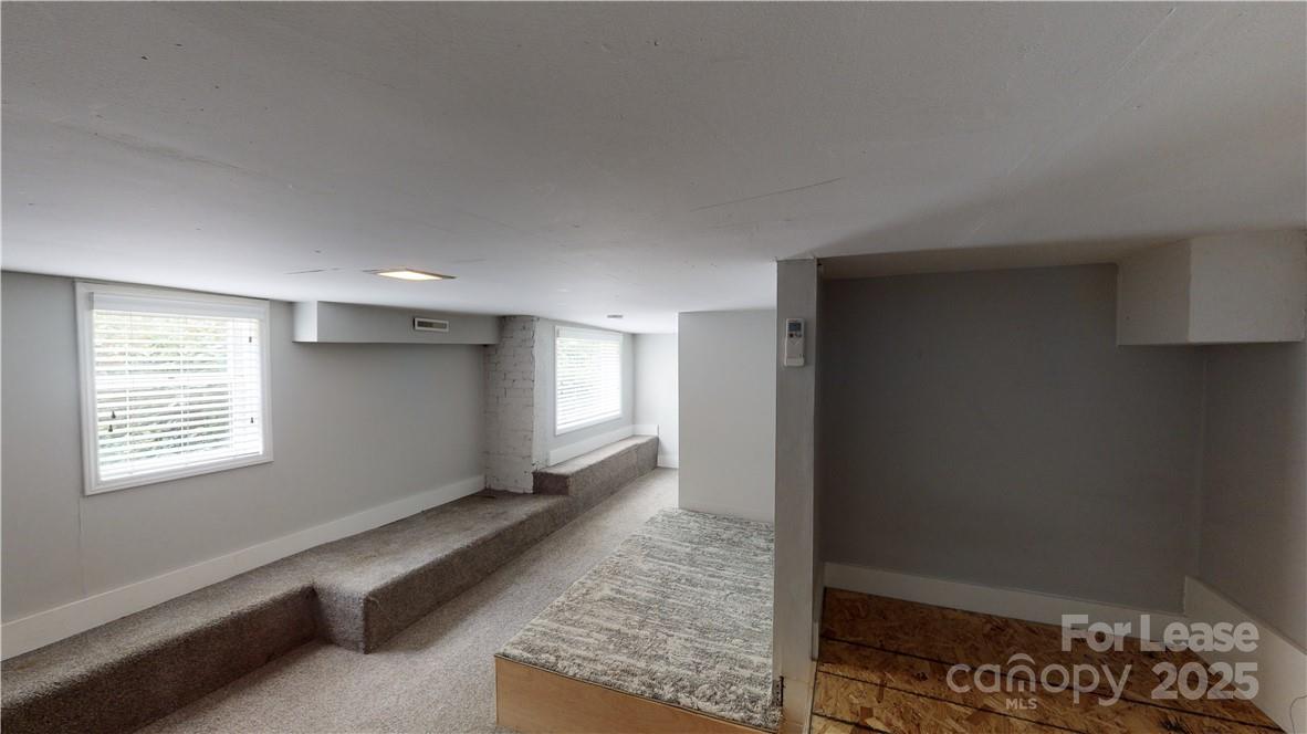 Apartment at 428 Hawthorne Lane, Charlotte, photo 6 of 12
