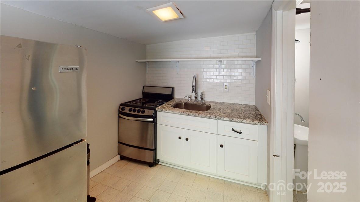 Apartment at 428 Hawthorne Lane, Charlotte, photo 7 of 12