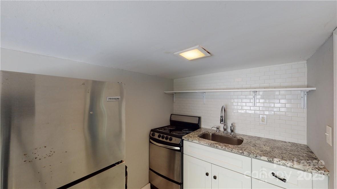 Apartment at 428 Hawthorne Lane, Charlotte, photo 9 of 12