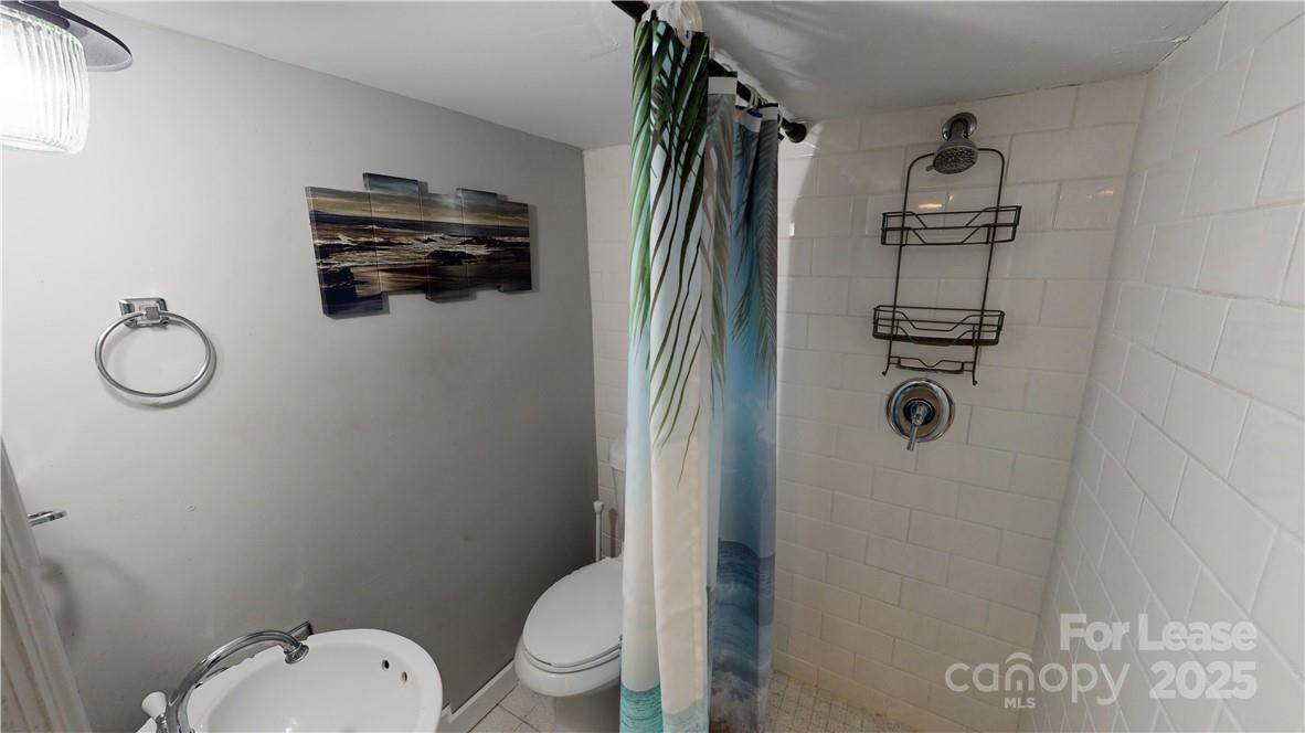 Apartment at 428 Hawthorne Lane, Charlotte, photo 10 of 12