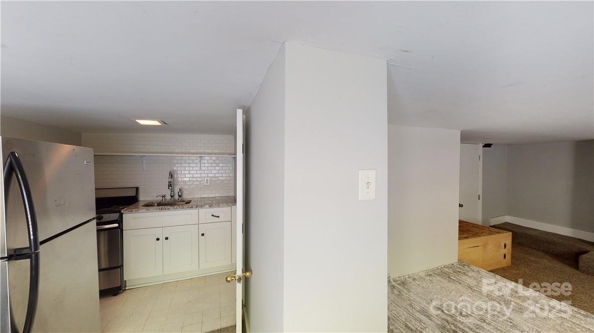 Apartment at 428 Hawthorne Lane, Charlotte, photo 11 of 12