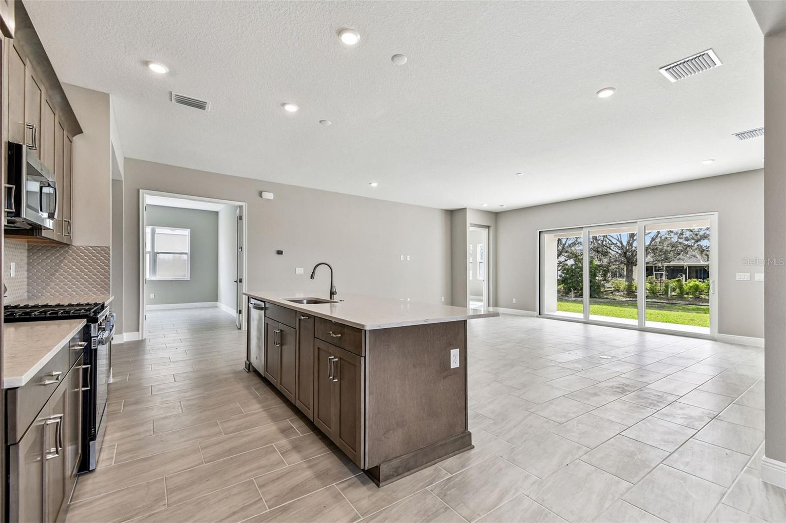 Single Family Residence at 12305 WHITE BLOSSOM CT, PARRISH, photo 6 of 11