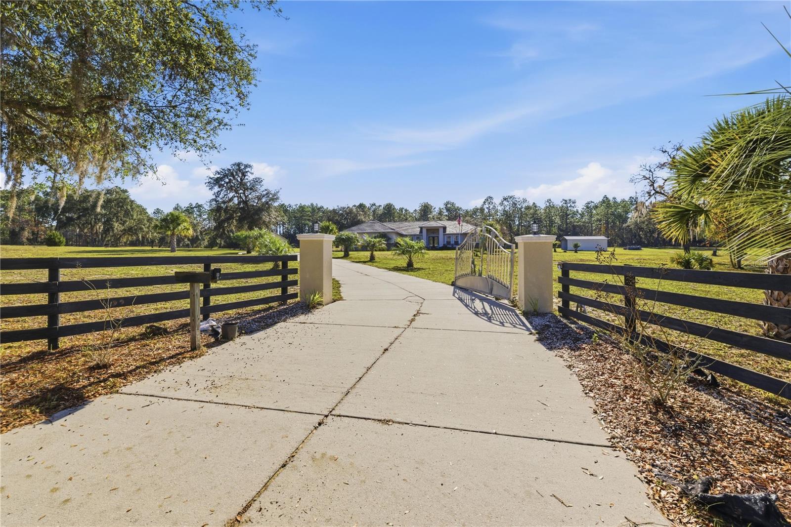 Front gate - 6081 W PELL PL, DUNNELLON