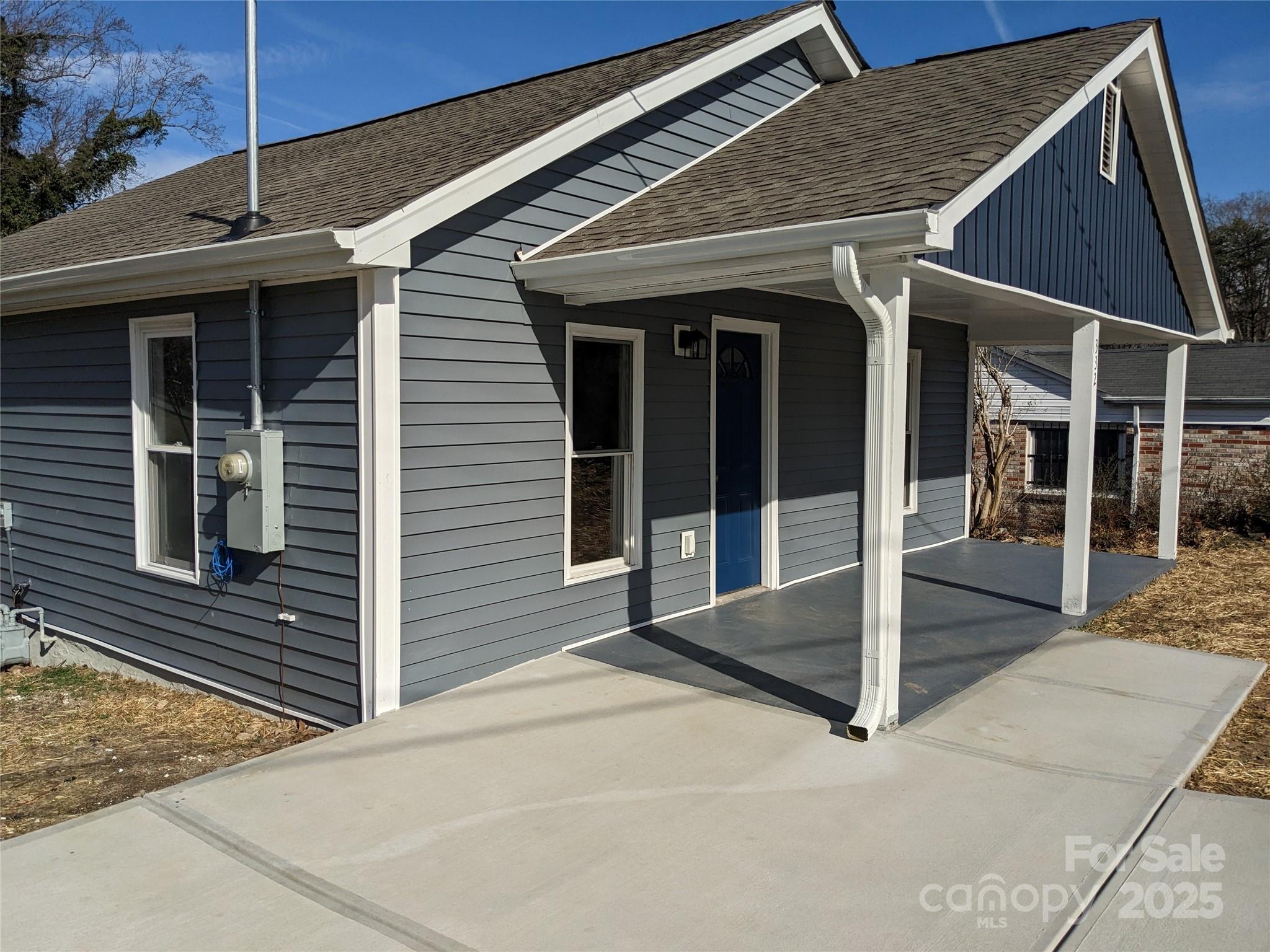 Single Family Residence at 332 Arlington Circle NW, Lenoir, photo 2 of 15