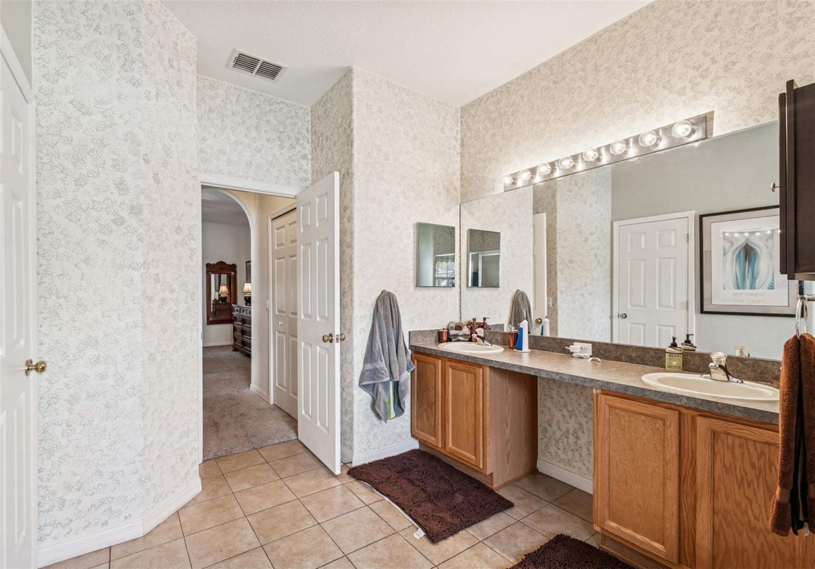 Single Family Residence at 18902 GRAND CLUB DR, HUDSON, photo 27 of 59