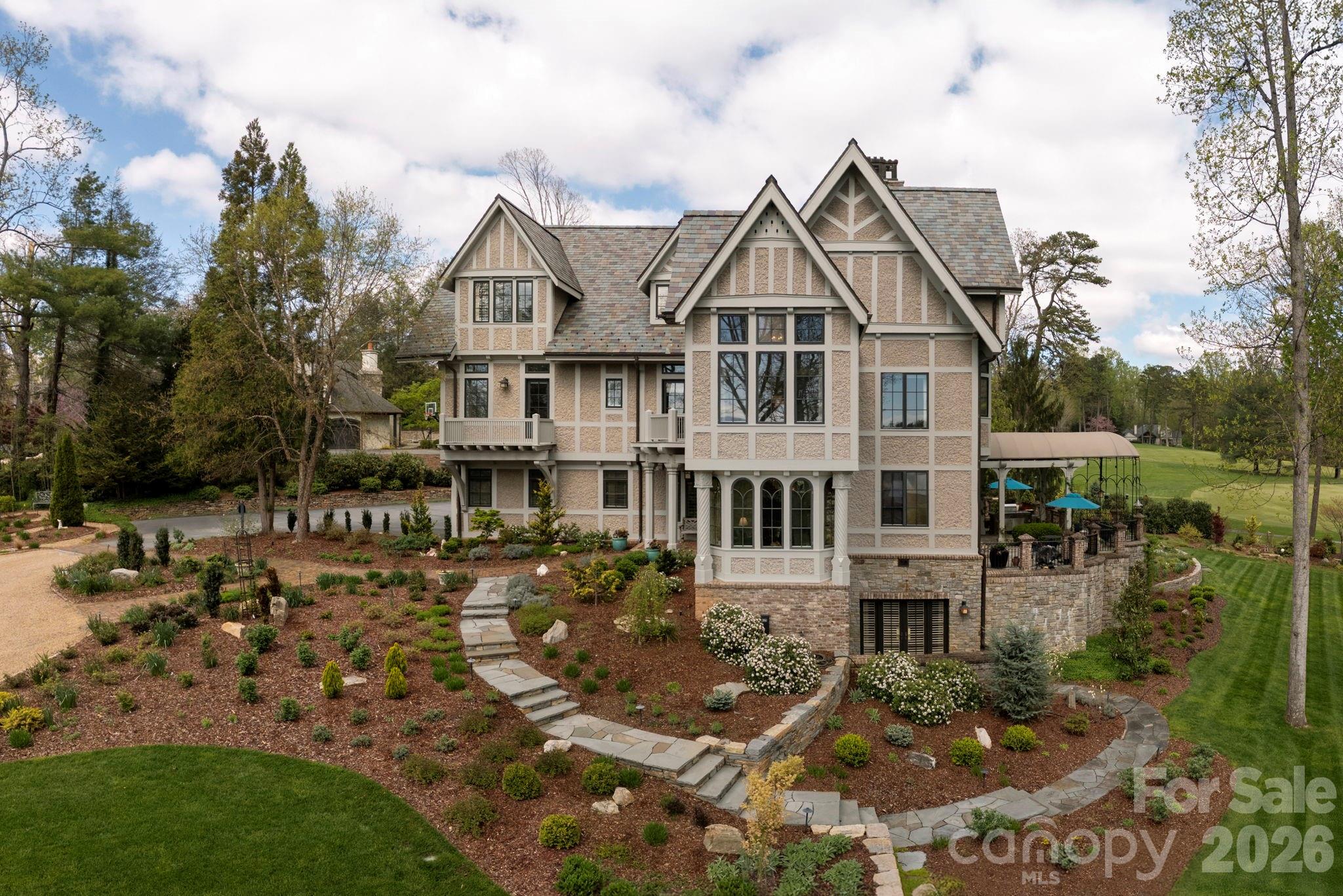 Estate home overlooking gardens and Biltmore Forest Country Club golf course - 8 Fairway Place, Asheville