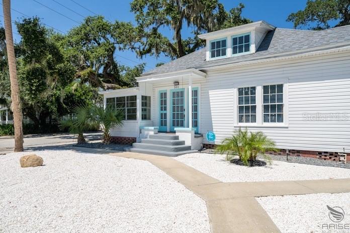 301 LIVE OAK ST