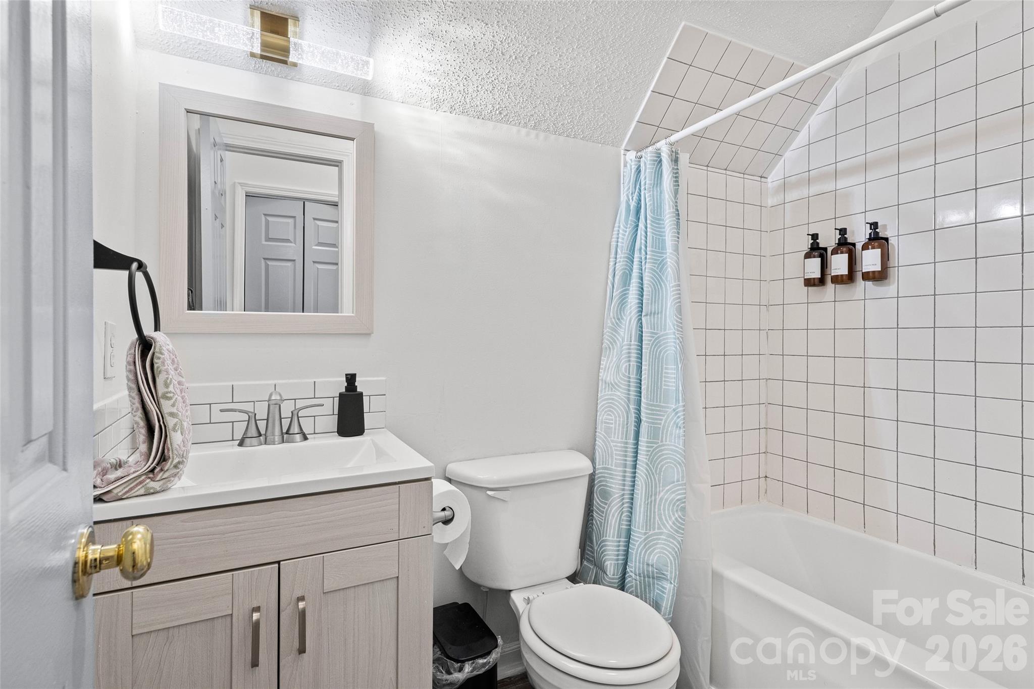 upstairs full bath - 28 Grove Garden Avenue, Candler