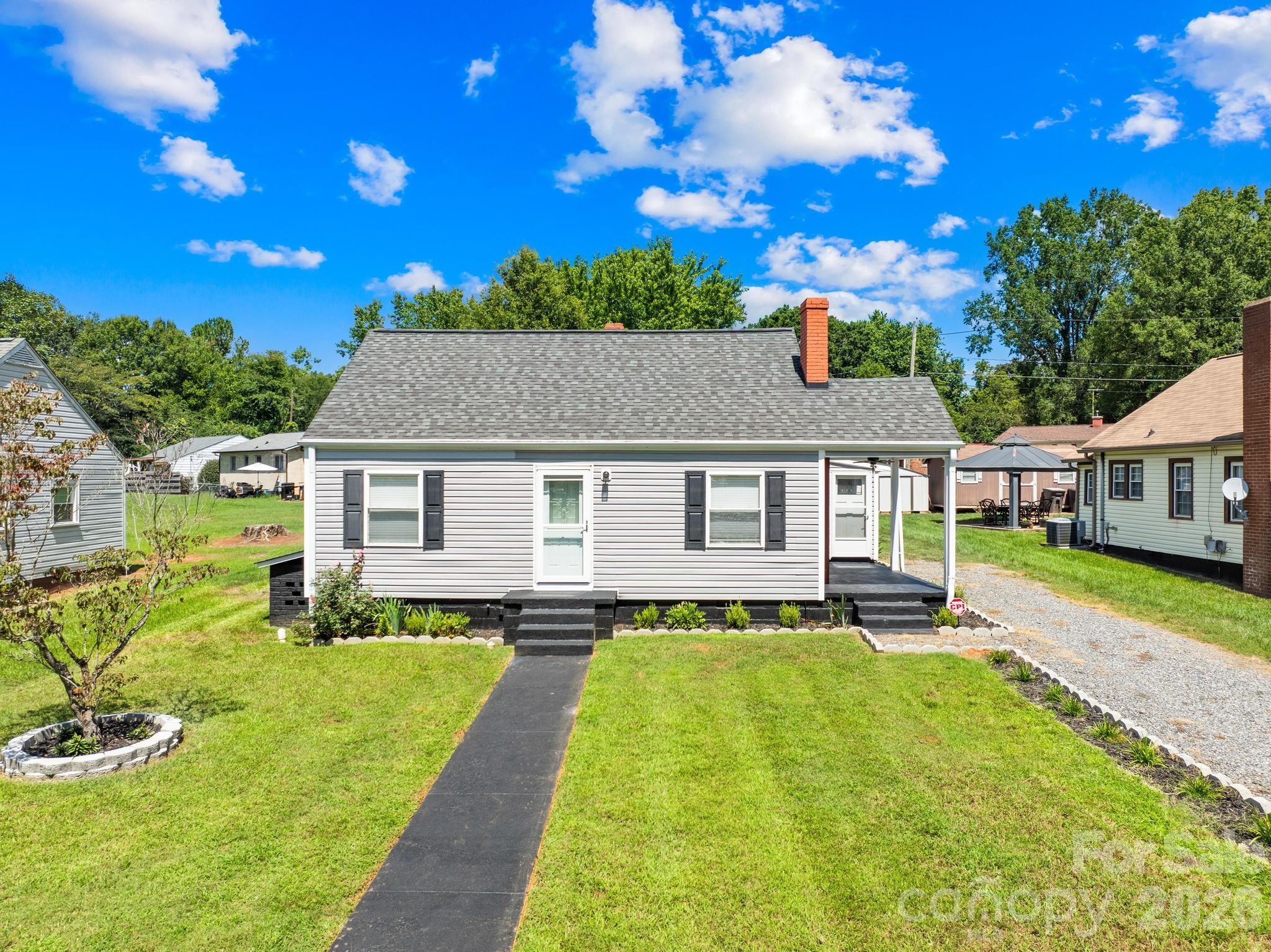 Single Family Residence at 320 W Bingham Street, Statesville, photo 2 of 20