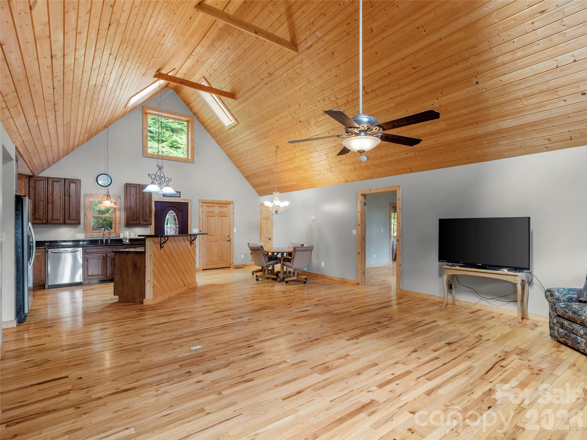 Single Family Residence at 346 Appaloosa Trail, Burnsville, photo 7 of 37