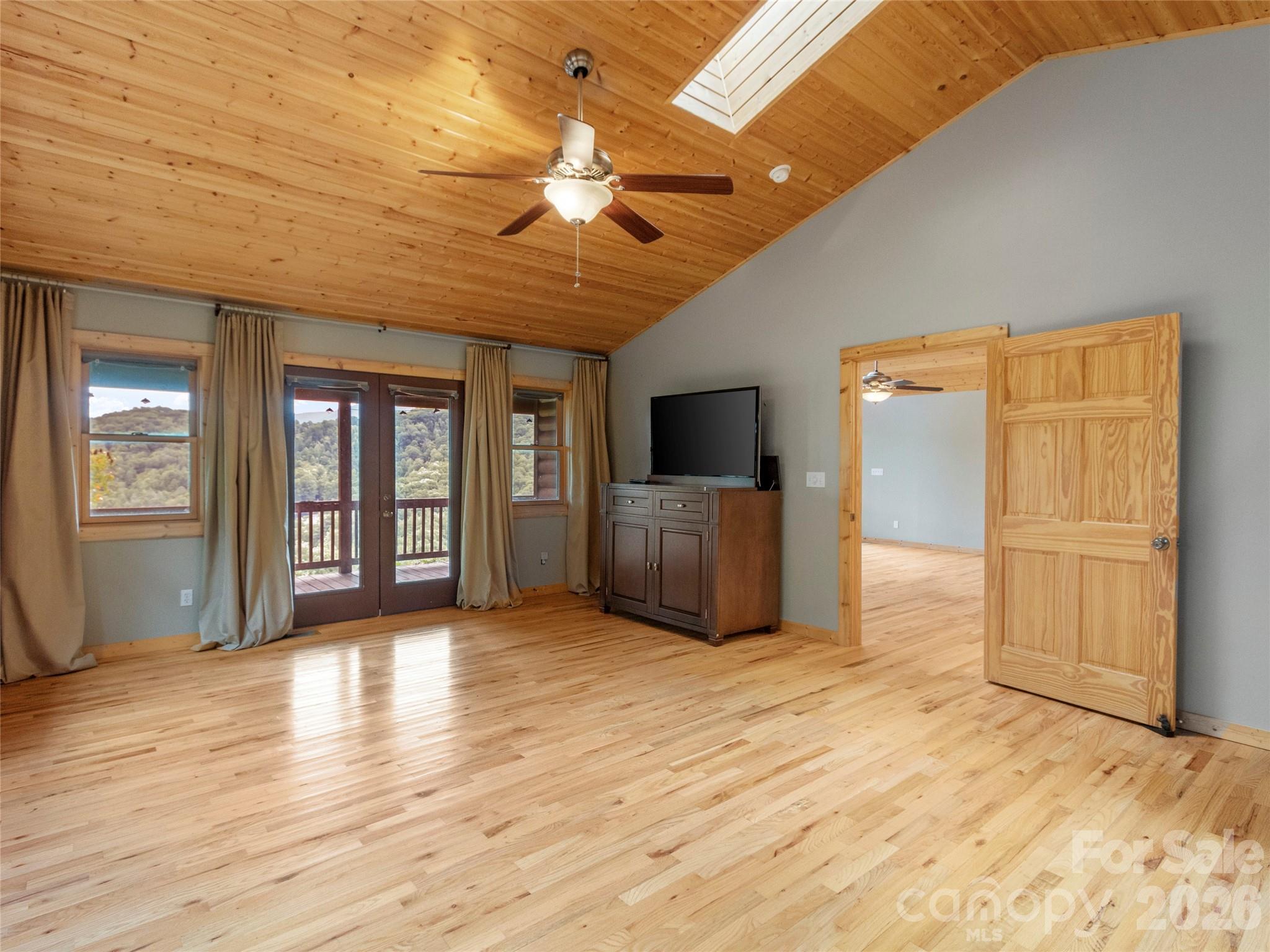 Single Family Residence at 346 Appaloosa Trail, Burnsville, photo 15 of 37