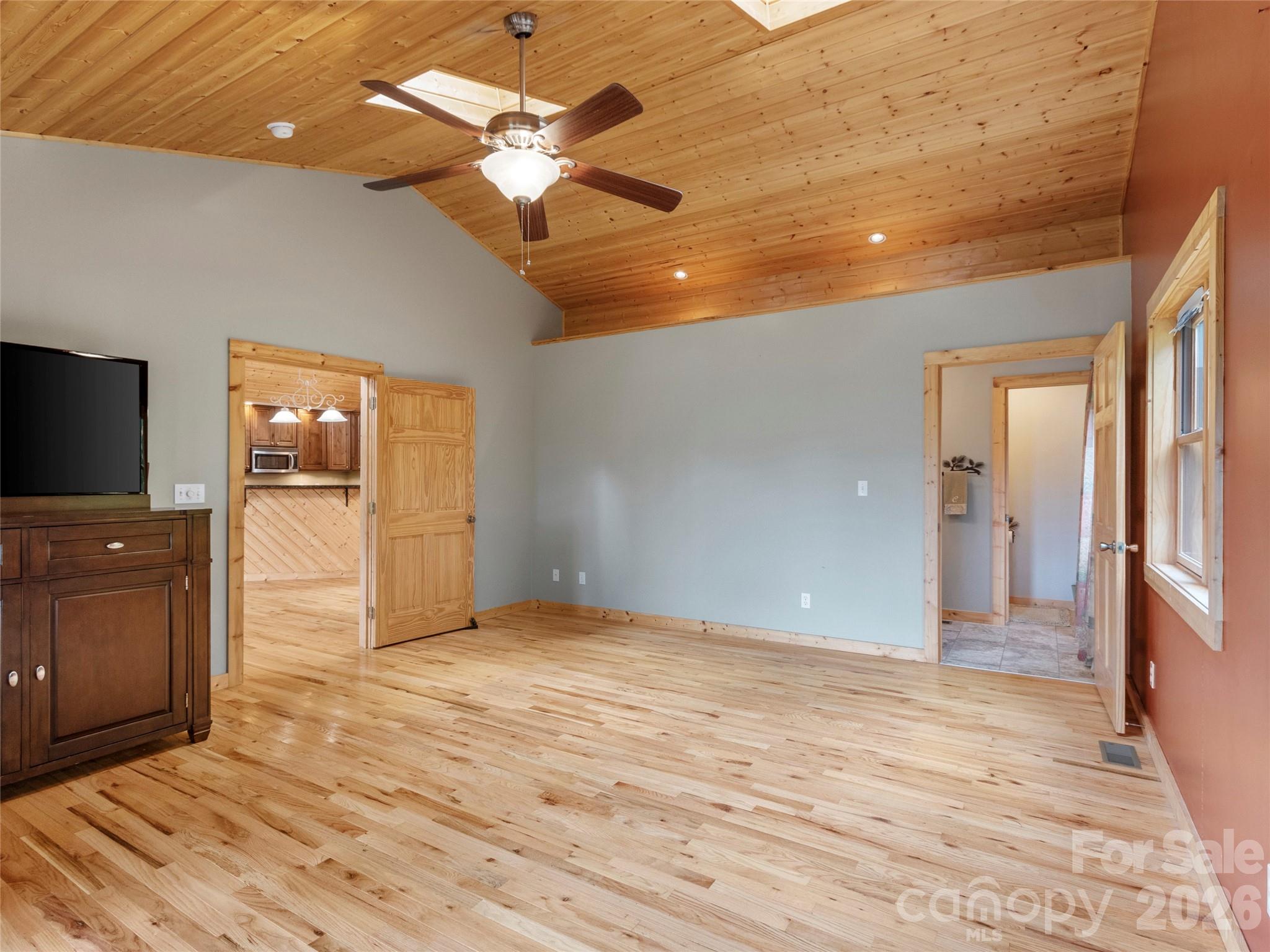 Single Family Residence at 346 Appaloosa Trail, Burnsville, photo 16 of 37