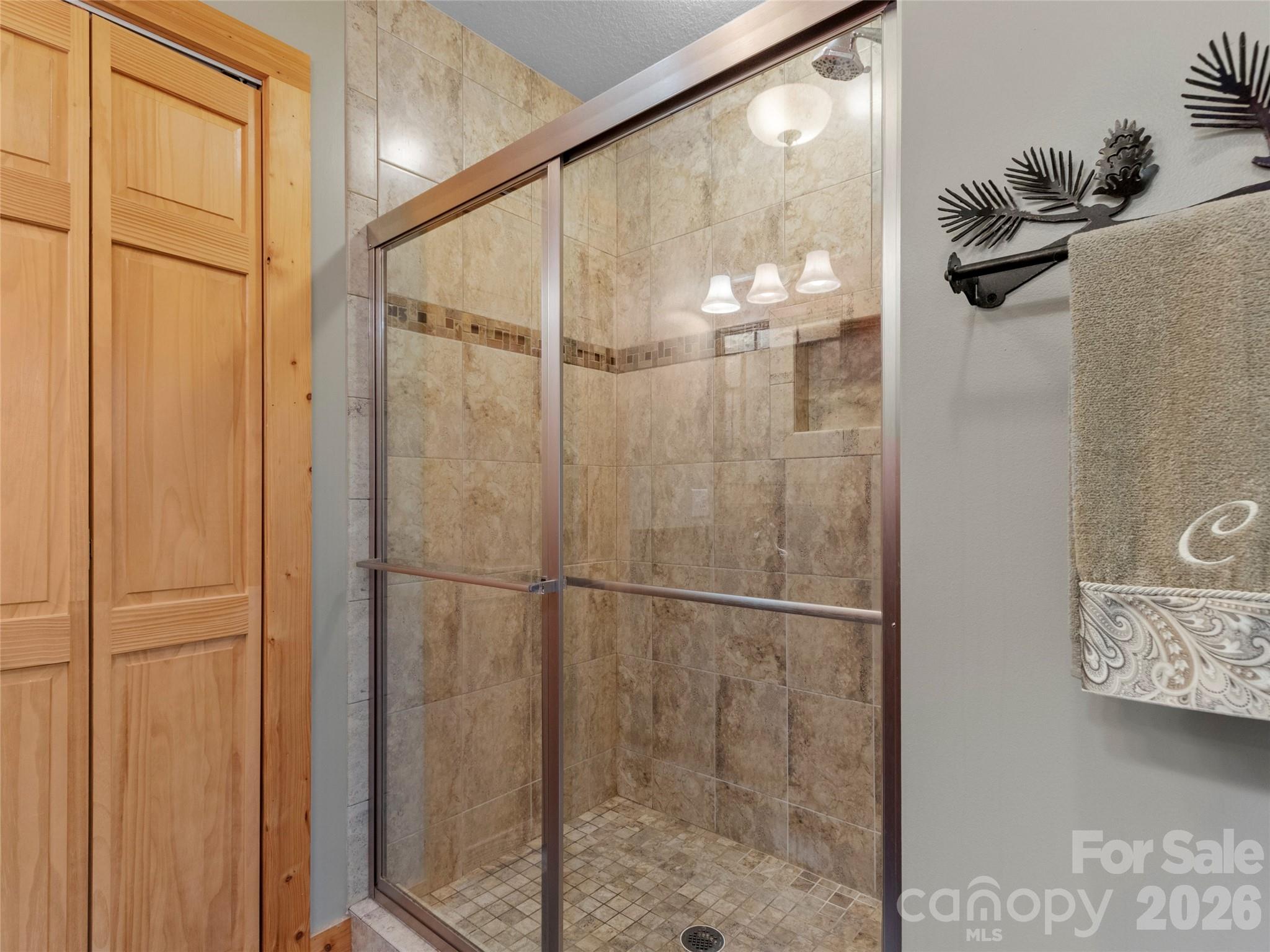 Single Family Residence at 346 Appaloosa Trail, Burnsville, photo 19 of 37
