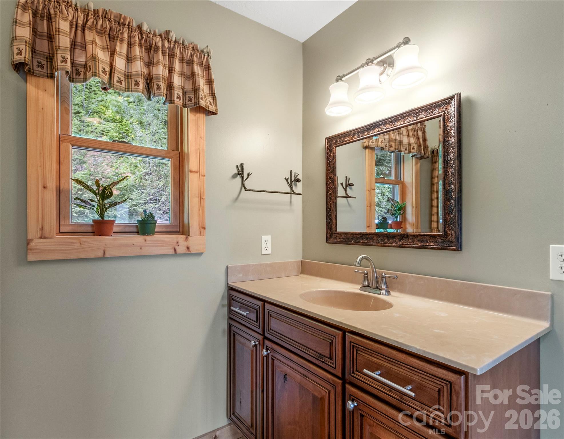 Guest bathroom - 346 Appaloosa Trail, Burnsville