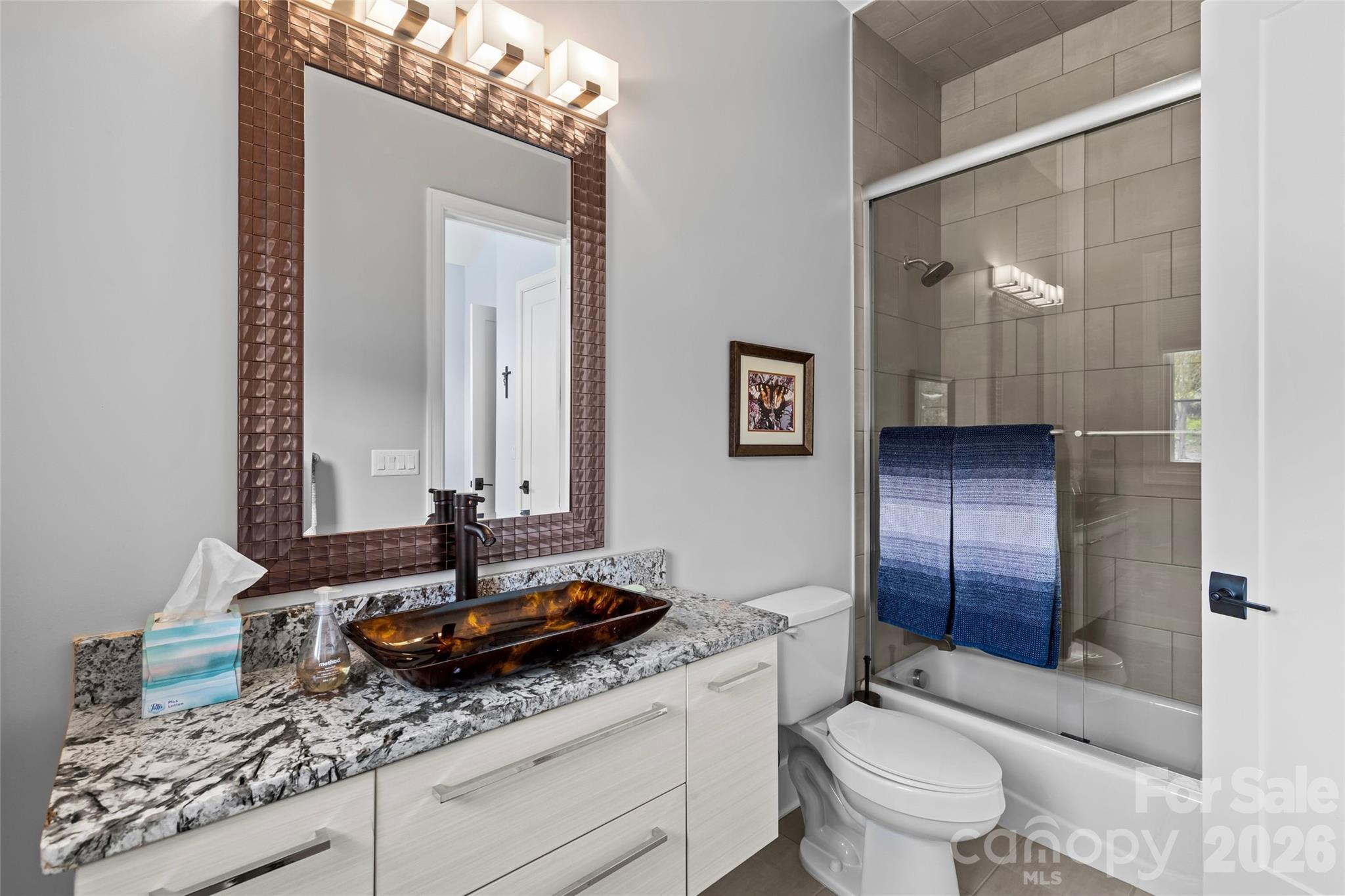 Secondary bedroom on main level with en suite full bathroom. - 6032 Headlands Court, Belmont