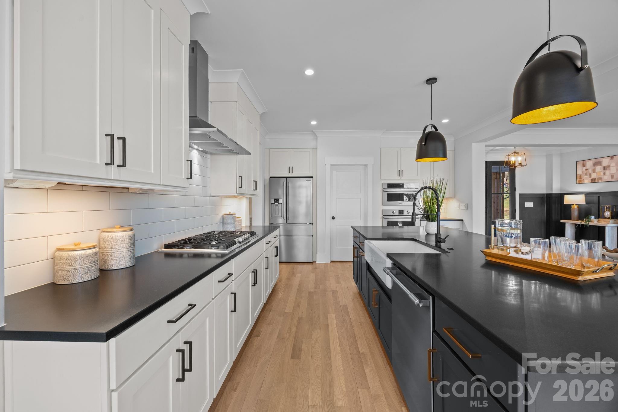 Modern but classic entertainer's kitchen - 5020 Slanting Bridge Road, Sherrills Ford